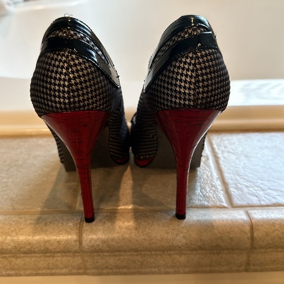 Sexy Naughty Monkey Heels - Picture 5 of 11